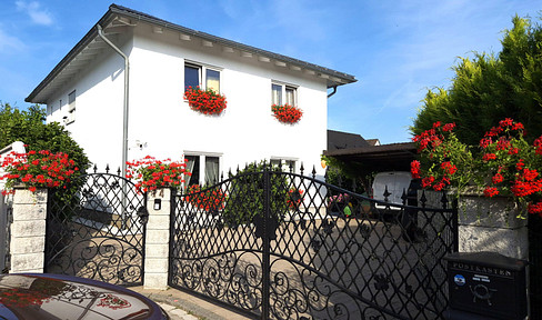 Elegante Stadtvilla mit Einliegerwohnung – Wohnen mit Stil & a