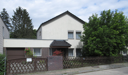 well-kept detached house with adjoining garage, 3 to 5 rooms, Berlin directly on Tegeler Fließ