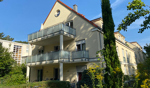 Spacious top floor apartment with south-facing balcony in Lichterfelde (energy efficiency class B, elevator, underground parking)