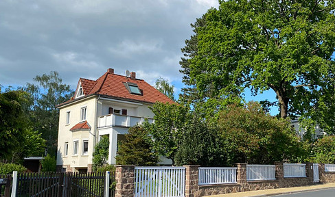 Von privat: Villa mit Baugrund vor Spitzhaus und Weinbergen