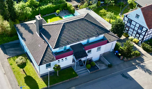 Stadtnah + Dörflich / 2-Familienhaus mit gehobener Ausstattung