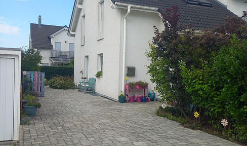 Only 13 years young house in Rutesheim, paint, furniture in, move in!!!