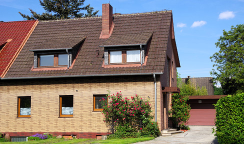 Quietly located semi-detached house with 2-4 garage spaces in the south of Cologne, commission-free