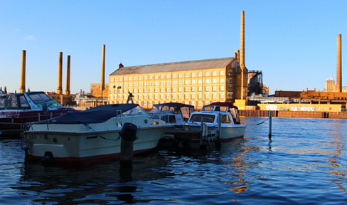 Spree promenade, sunny old building, beautiful views