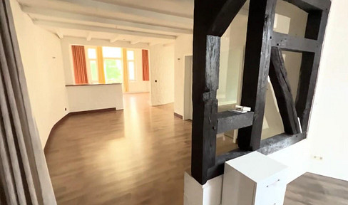 Saniert: Traumhafte 3,5-Zi.-Altbauwohnung mit Kamin, EBK & Balkon – ideal für Paare & Homeoffice