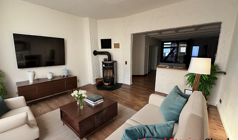 Renovated, spacious 3.5-room apartment in a historic building, with a balcony, located in a central, quiet area.