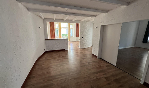 Renovated, spacious 3.5-room apartment in a historic building, with a balcony, located in a central, quiet area.