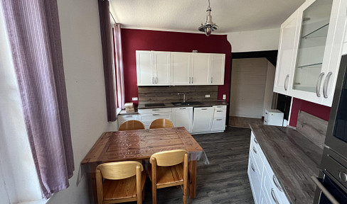 Renovated: Stunning 3.5-room apartment in a historic building, featuring a fireplace, fitted kitchen, and balcony – ideal for couples and those working from home.