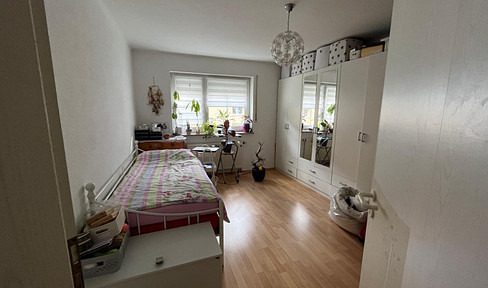 Bright 3-room apartment spread over approx. 90 sqm incl. fitted kitchen, parking space, balcony and cellar compartment