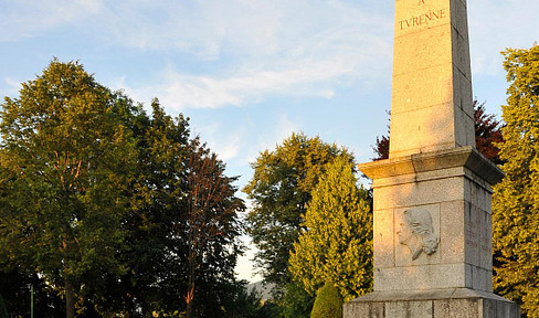 In bester Lage von Sasbach: Liebhabergrundstück 1216 m2 „Wohnen am Turenne-Denkmal“. Gegen Gebot.