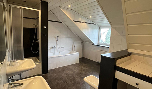 Sanierte Altbau-Wohnung - 2x Schlafzimmer, neues Badezimmer & großes Wohnzimmer