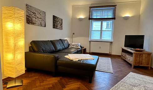 2 room apartment in an old building, renovated, south-facing balcony, quiet and central location, oak parquet flooring