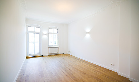 Available - first occupancy after refurbishment-KFW55 - 3 room old building balcony