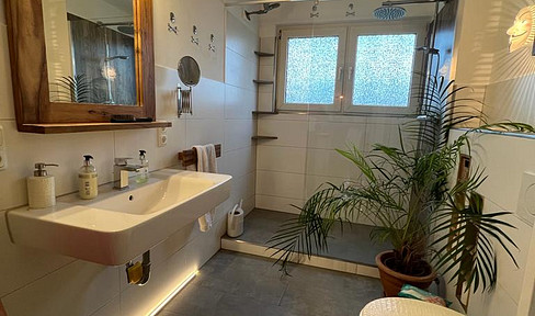 Toeppersee: Stylish top floor apartment in quiet residential area incl. garage, kitchen and much more.
