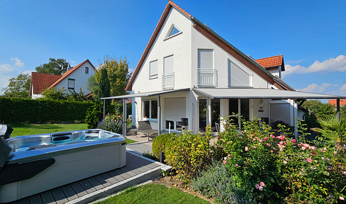 SPACIOUS AND UPSCALE APARTMENT IN A QUIET RESIDENTIAL AREA