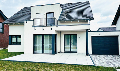 Modern, detached single-family home in a play street