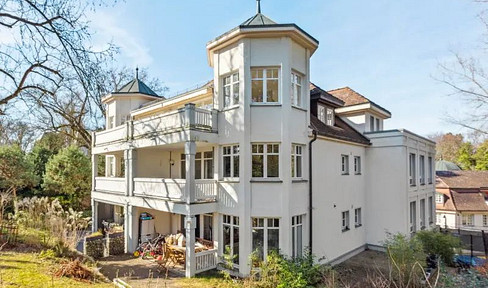 Quiet, bright penthouse with large balcony in sought-after top location in Wannsee - only without estate agent!