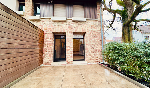 Attractive, bright 1-bedroom apartment with parking space, cellar, and terrace, located in the heart of Ladenburg.