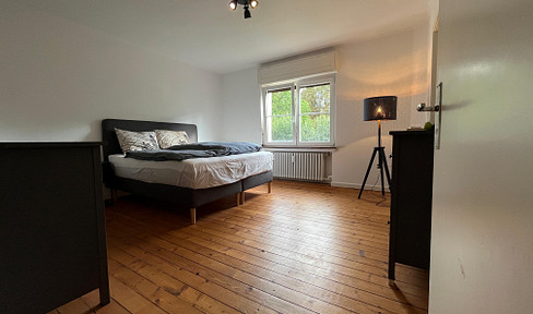 Helle, großzügig geschnittene 3-Zimmer Altbauwohnung in zentraler Lage