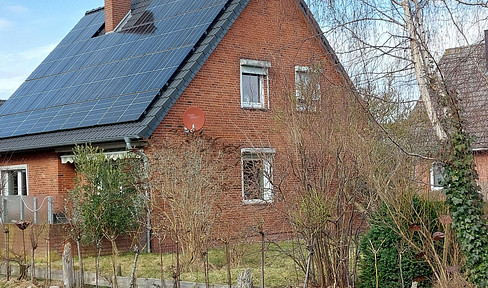 Detached house in a desirable location, completely renovated between 2014 and 2022, with photovoltaic panels and battery storage.