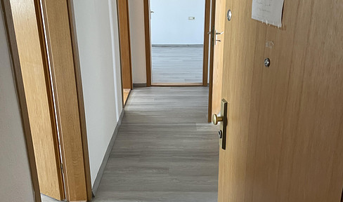 Wohnen in Neukieritzsch: Moderne 3-Zimmer-Wohnung mit Stellplatz und Badewanne