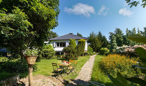 Renovated dream house "Hügelblick" on two levels with wonderful garden / conservatory / fireplace