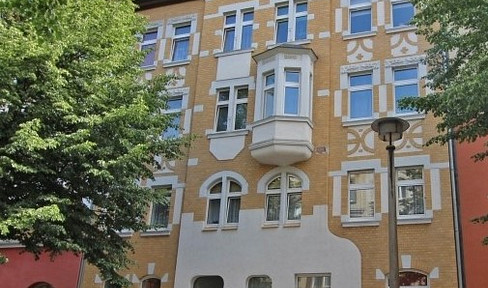 Beautifully appointed 2-room apartment with a balcony, conveniently located near the city.