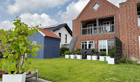 Semi-detached house with flair and charm - directly on the lake + 300m to the North Sea - KFW40