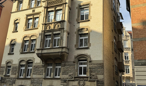 Beautiful 3-room apartment in an old building (stucco, high ceilings) with balcony directly on Marienplatz