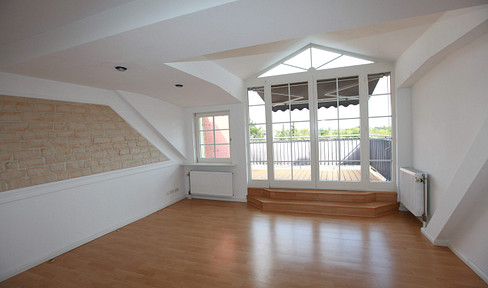 (Available immediately) Stunning, renovated 3.5-room apartment with a large rooftop terrace.