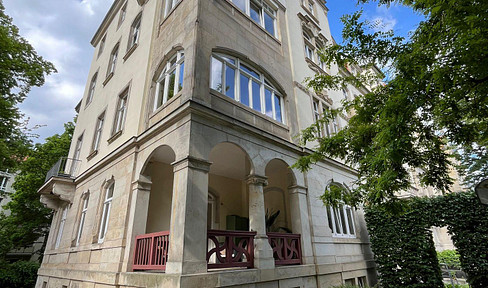 Available: Exclusive 4 or 3 room apartment in an old building directly at the university with balcony + parking space
