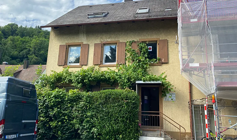 2 family house opposite the castle park in FR-Ebnet, available from 7.2025