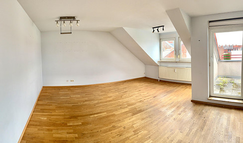 Beautiful top-floor 2.5-room apartment in Fürth, 5 minutes from the main train station