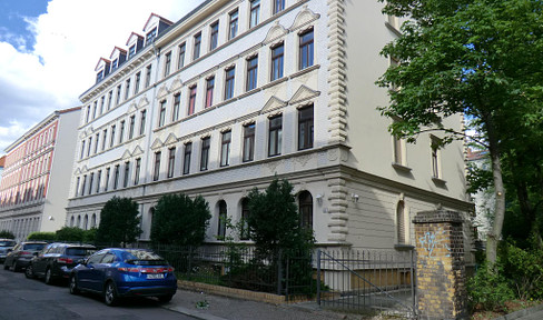 Charming stucco building - historicist mezzanine floor surrounded by young hotspots