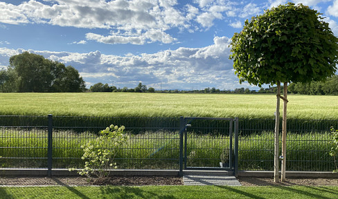 House for sale! Fantastic semi-detached house in an idyllic location on the edge of a field!