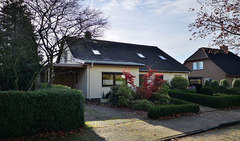 Dachgeschosswohnung im Zweifamilienhaus mit Carport und Garten