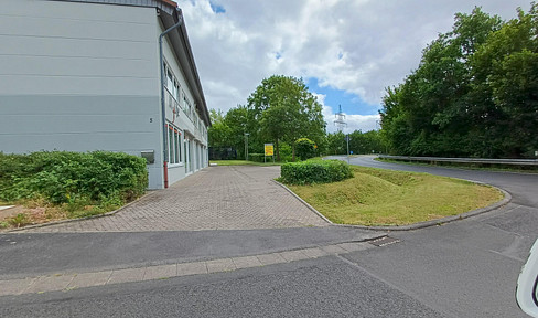 Versatile commercial property suitable for various uses (office, medical practice, warehouse, studio, workshop, retail). Excellent location.
