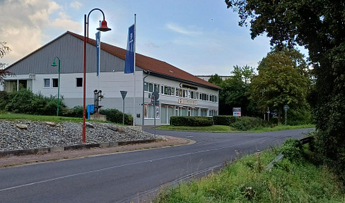 Versatile commercial property suitable for various uses (office, medical practice, warehouse, studio, workshop, retail). Excellent location.