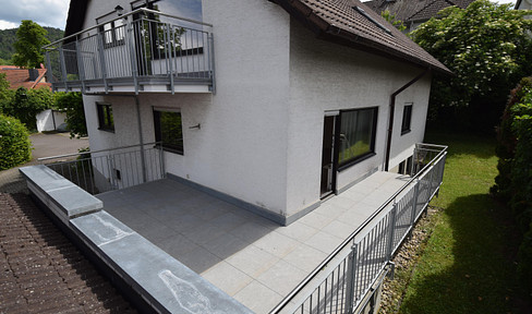 Spacious apartment in the old town center of Seeheim in two-family house (1985)