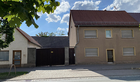 Centrally located house with garden, barn and outbuildings