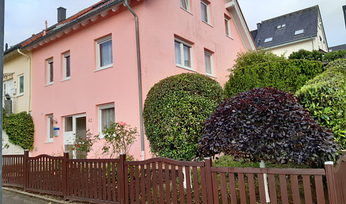 Einfamilienhaus mit Garten, Garage und Stellplatz.