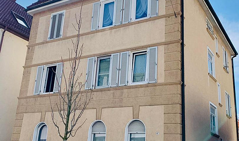 Helle 2.5-Zi DG-Wohnung mit sonnigem Balkon zum ruhigen Innenhof / nähe Klinikum + Stellplatz