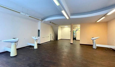 City center, right next to the Lorenz church. Beautiful and bright rooms, with 2 huge shop windows
