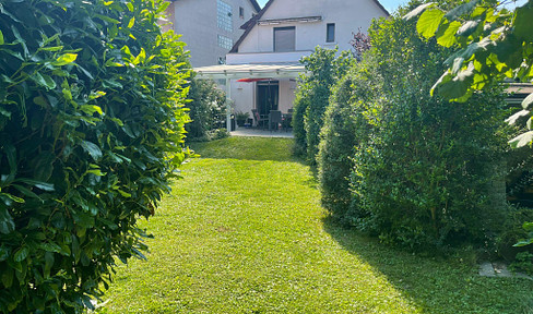 Gepflegtes Einfamilienhaus mit großem Garten und herrlichem Blick auf die Weinberge