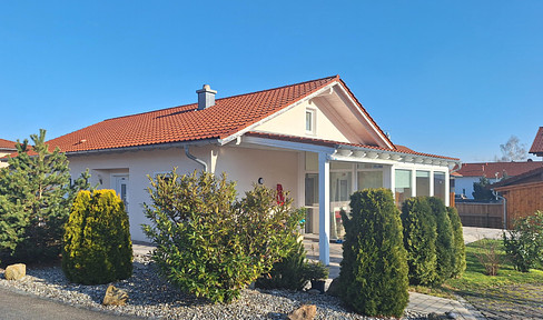 Well-kept BUNGALOW with conservatory, garage+carport in a quiet location