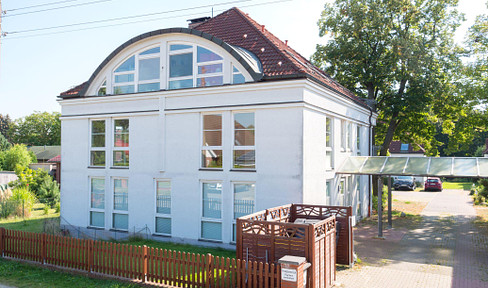 3 Zimmer. Dachgeschoss, 99,04m² mit Kamin/Terrasse & Einbauküche. in 12526 Berlin