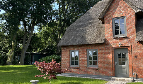 Detached thatched house in sought-after location for sale!