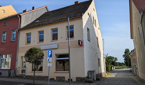 Großes Wohnhaus mit Gewerbe im EG am Markt in Schweinitz, teilsan./-mod., prov.-frei