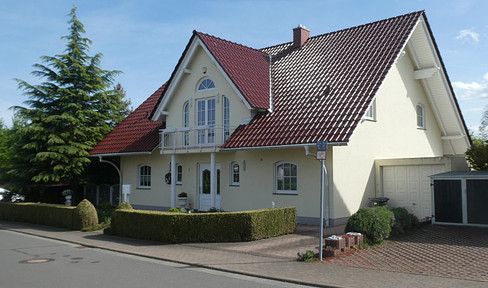 Detached, spacious detached house with garden