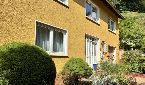 Wohnen am Waldrand: Einfamilienhaus mit Charme und sep.Büro/ELW